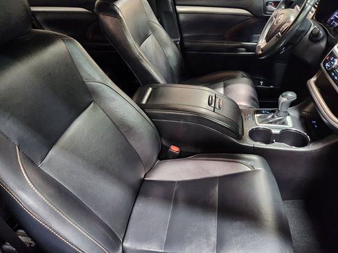 Used 2019 Toyota Highlander XLE FWD image 31