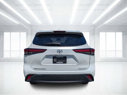 Used 2022 Toyota Highlander XLE AWD/4WD image 4