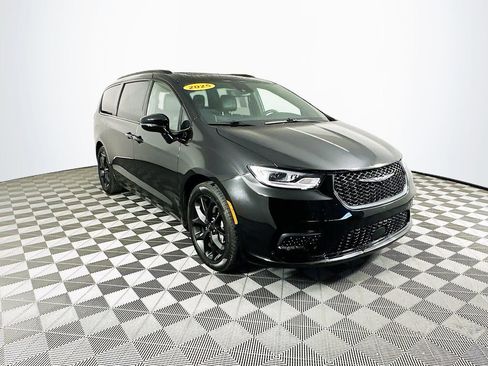 Used 2025 Chrysler Pacifica Limited image 2