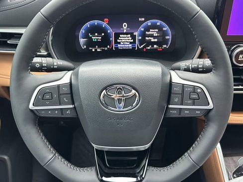 New 2026 Toyota Highlander Platinum AWD/4WD image 12