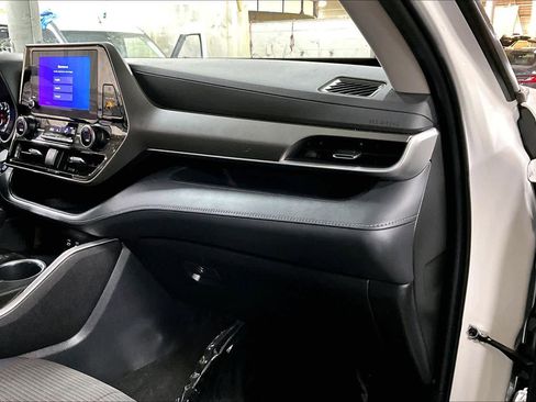 Used 2023 Toyota Highlander LE FWD image 19