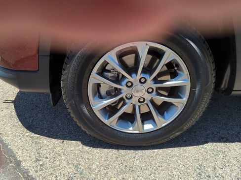 Used 2019 Jeep Cherokee Latitude Plus w/ Comfort/Convenience Group AWD/4WD image 27