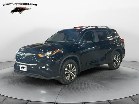 Used 2023 Toyota Highlander XLE image 7