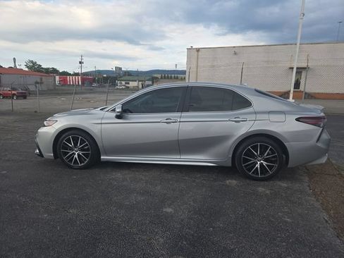 Used 2023 Toyota Camry SE FWD image 5