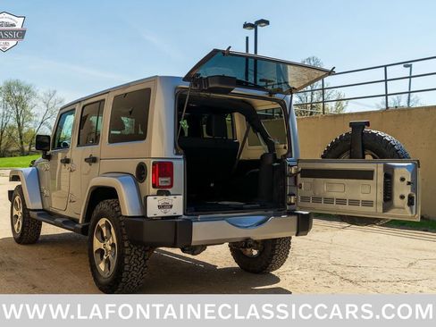 Used 2018 Jeep Wrangler Unlimited Sahara w/ Dual Top Group AWD/4WD image 23