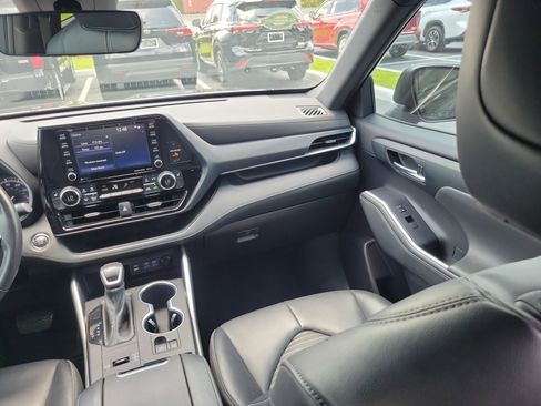 Used 2022 Toyota Highlander XSE FWD image 17