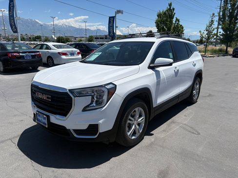Used 2022 GMC Terrain SLE w/ Driver Convenience Package image 3