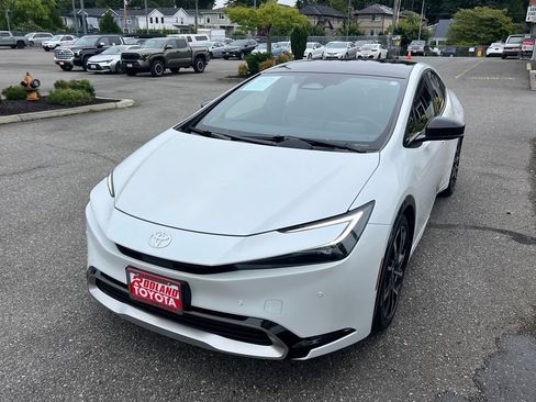 Certified 2025 Toyota Prius Plug-In Hybrid FWD image 4
