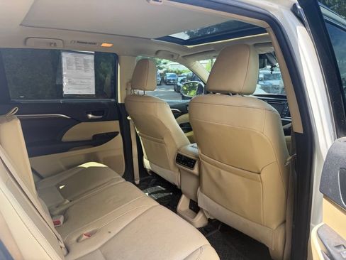 Used 2018 Toyota Highlander Limited Platinum AWD/4WD image 18
