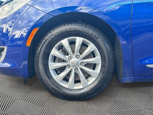 Used 2018 Chrysler Pacifica Touring-L image 32