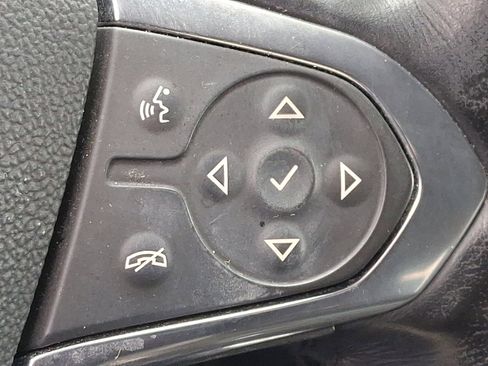 Used 2021 Chevrolet Traverse LT image 23