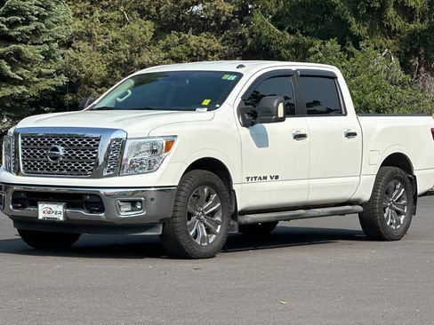 Used 2019 Nissan Titan SV w/ SV Convenience Package AWD/4WD image 8