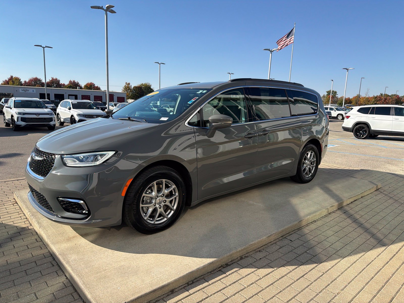 Used 2021 Chrysler Pacifica Touring w/ Cold Weather Group FWD image 6