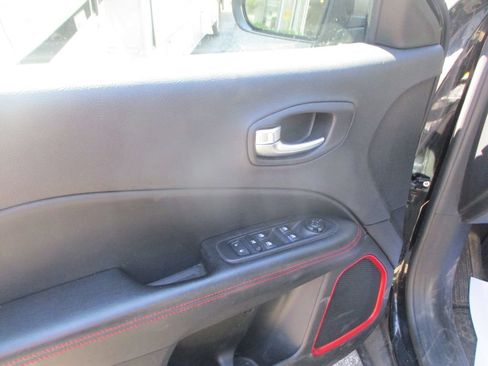 Used 2018 Jeep Compass Trailhawk w/ Leather Interior Group AWD/4WD image 12