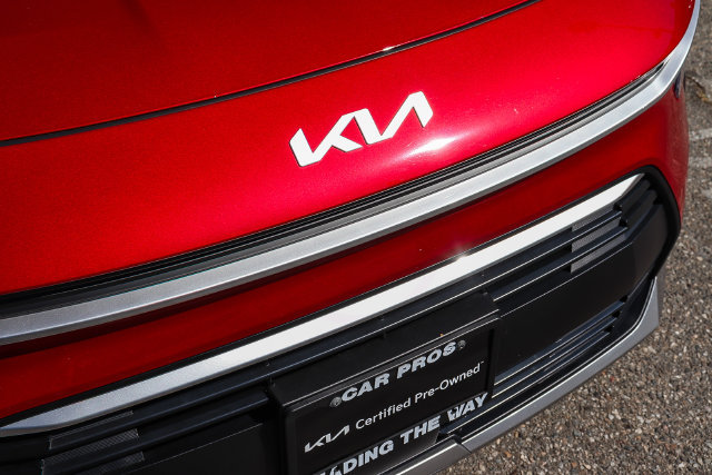 Certified 2025 Kia Niro EX FWD image 6