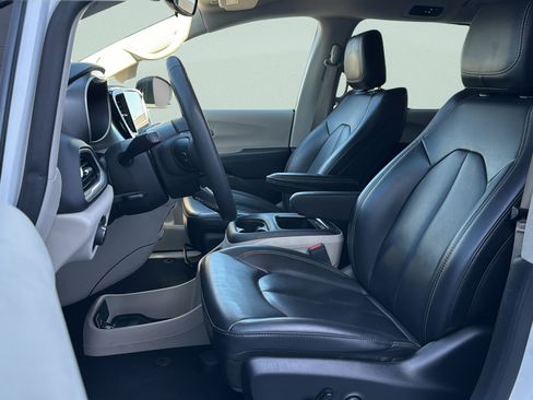 Used 2023 Chrysler Pacifica Touring-L FWD image 22