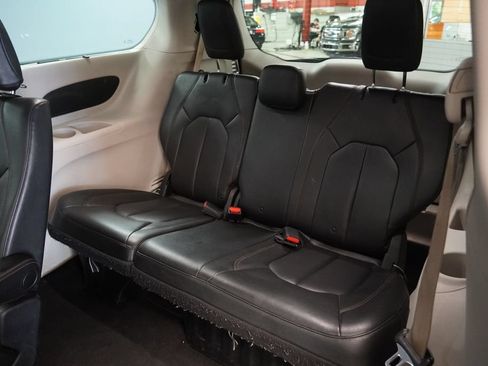 Used 2019 Chrysler Pacifica Touring-L FWD image 20