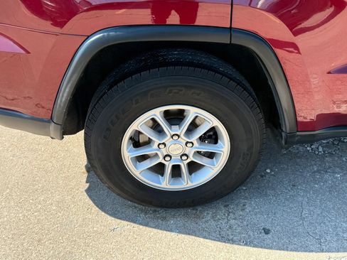 Used 2019 Jeep Grand Cherokee Laredo AWD/4WD image 44