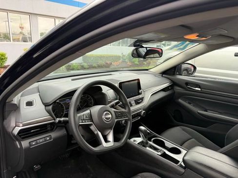 Used 2024 Nissan Altima 2.5 SV FWD image 8