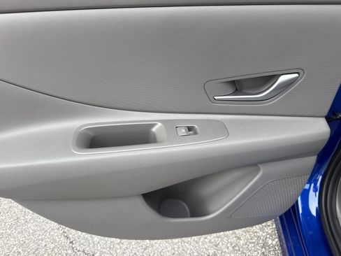 Certified 2025 Hyundai Elantra SE FWD image 12