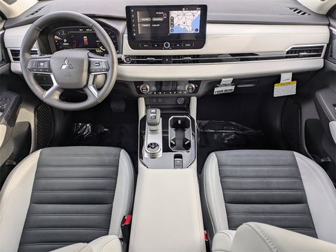 New 2026 Mitsubishi Outlander SE image 16