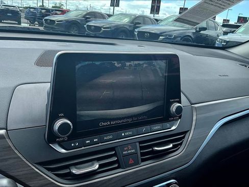 Used 2025 Nissan Altima 2.5 SV FWD image 14