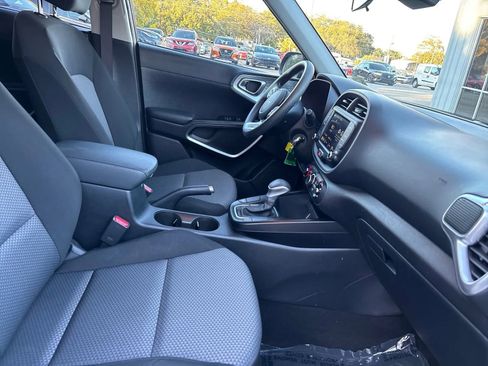 Used 2025 Kia Soul LX w/ LX Technology Package FWD image 14