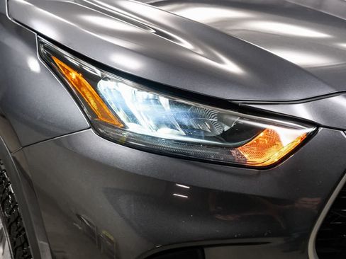 Used 2020 Toyota Highlander XLE AWD/4WD image 14