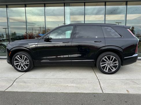 Used 2026 Cadillac Vistiq Sport image 2