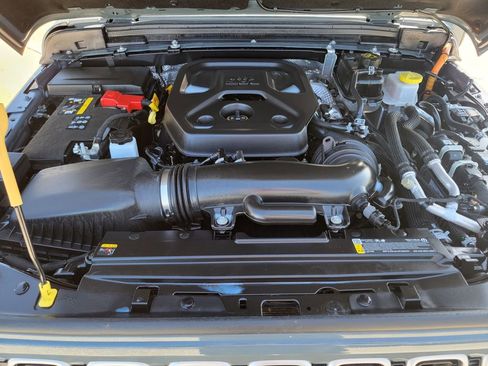 Used 2025 Jeep Wrangler Unlimited Sahara w/ Safety Group AWD/4WD image 9