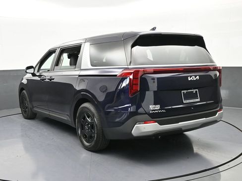 Used 2025 Kia Carnival image 4