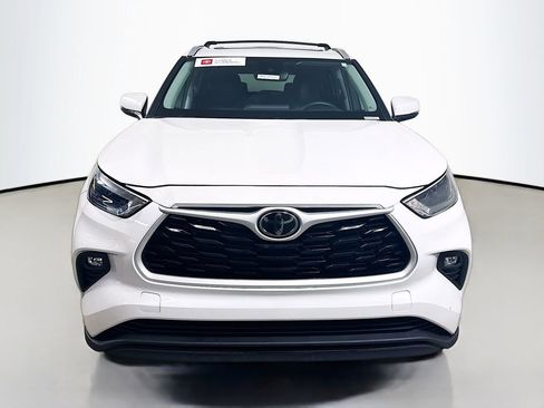 Certified 2023 Toyota Highlander XLE image 2