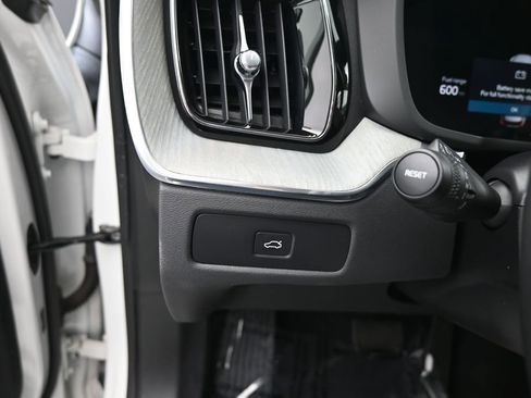 Used 2025 Volvo XC60 B5 Plus AWD/4WD image 27