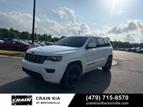 Used 2018 Jeep Grand Cherokee Altitude AWD/4WD image 16