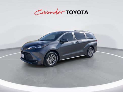 Certified 2025 Toyota Sienna XLE image 4