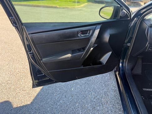 Used 2018 Toyota Corolla LE image 19