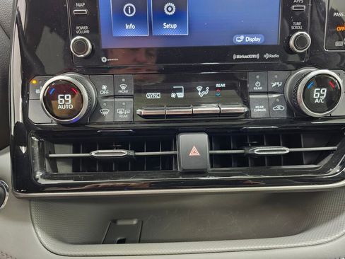 Used 2022 Toyota Highlander XLE image 30