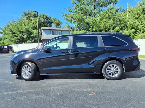 Used 2023 Toyota Sienna LE AWD/4WD image 31