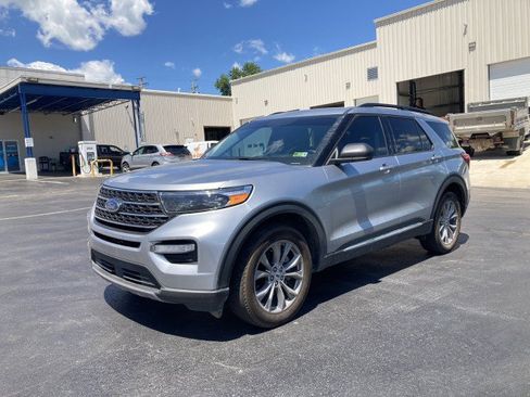Used 2023 Ford Explorer XLT w/ Equipment Group 202A AWD/4WD image 3