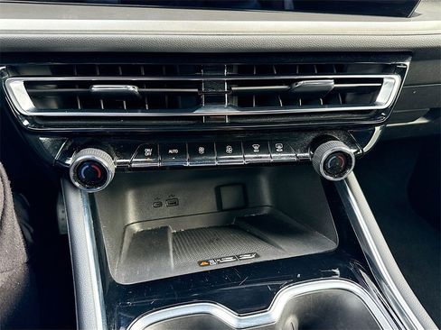 Used 2024 Chevrolet Traverse LT image 17