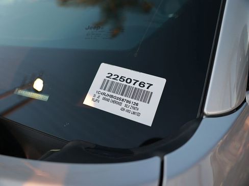 New 2025 Jeep Grand Cherokee Limited image 34