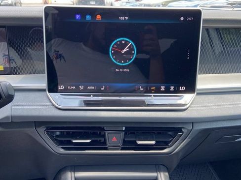 Used 2025 Volkswagen Tiguan SE AWD/4WD image 18