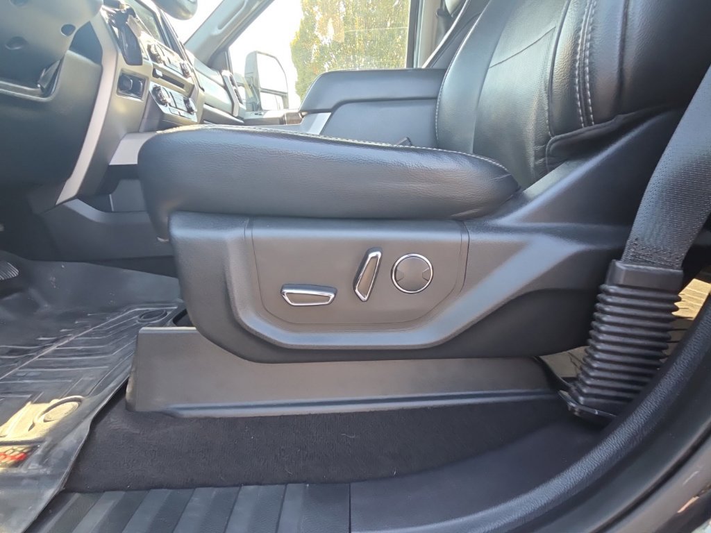Used 2018 Ford F250 Lariat w/ Lariat Value Package AWD/4WD image 3