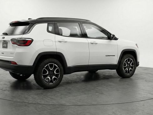Used 2025 Jeep Compass Trailhawk AWD/4WD image 9