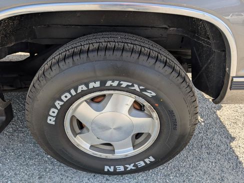 Used 1999 Chevrolet Suburban 4WD w/ Preferred Equipment Group 2 image 10