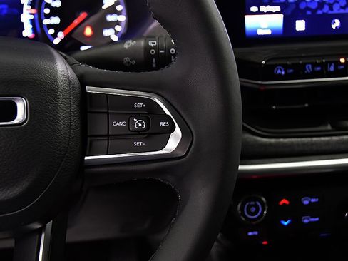 Used 2023 Jeep Compass Latitude image 20