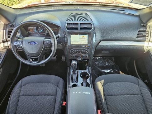 Used 2018 Ford Explorer XLT w/ Equipment Group 201A FWD image 4