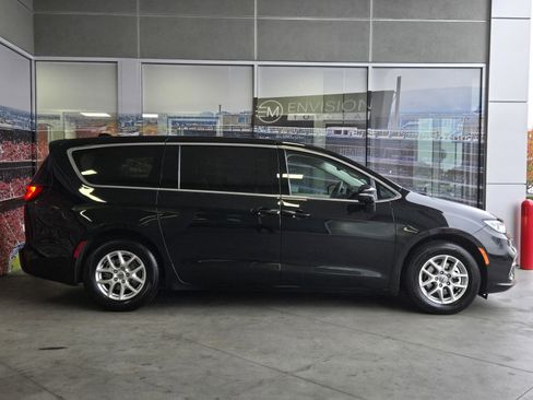 Used 2024 Chrysler Pacifica Touring-L image 4