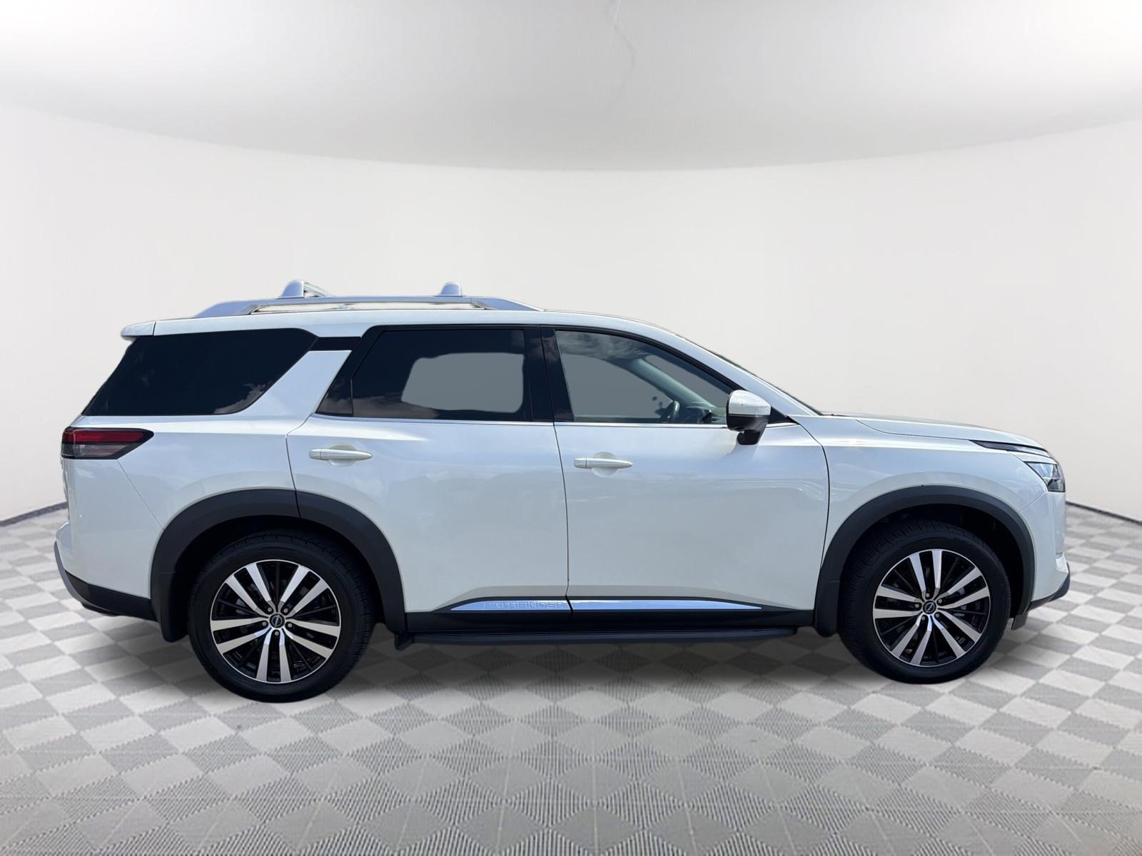 Used 2023 Nissan Pathfinder Platinum w/ Lighting Package (N93) FWD image 5