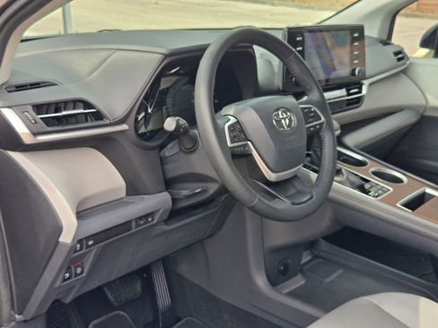 Used 2022 Toyota Sienna XLE FWD image 13